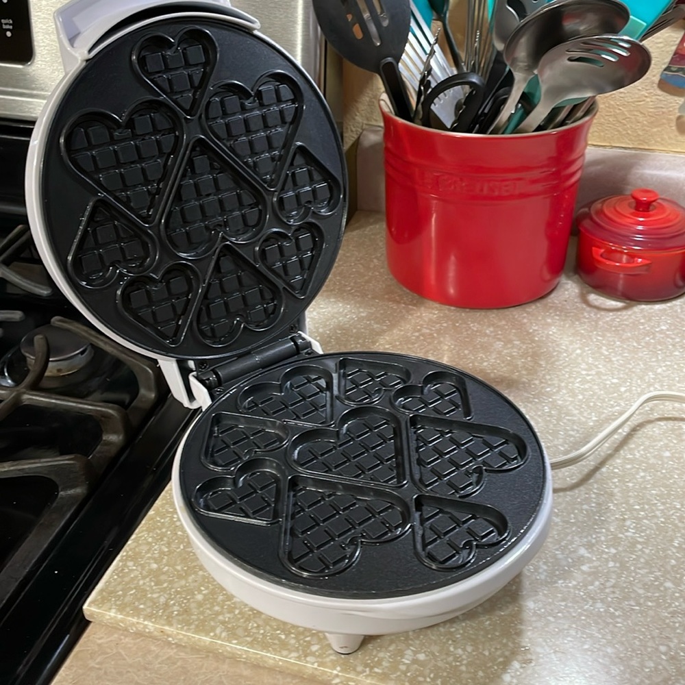 CucinaPro waffle maker heart shape new condition